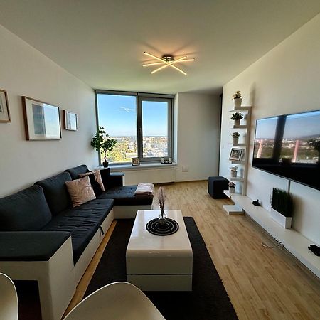 Апартаменты Three Towers With Beautiful View And Parking! Братислава Экстерьер фото