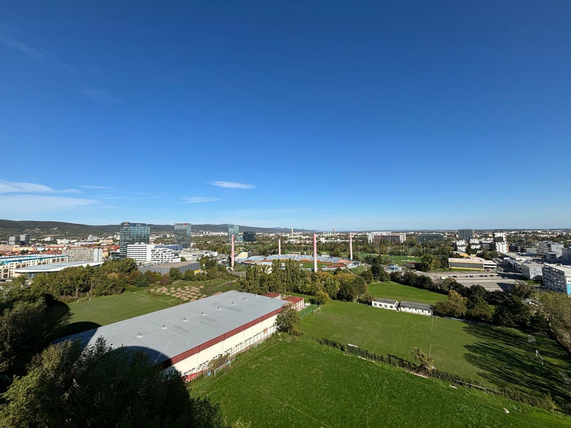 Апартаменты Three Towers With Beautiful View And Parking! Братислава Экстерьер фото